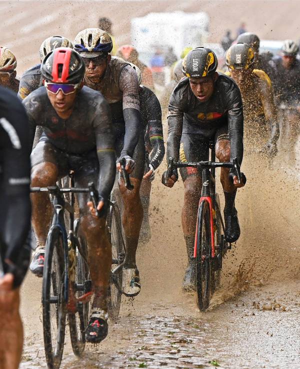 Beim Straßenrennen in Paris-Roubaix muss das Fahrerfeld durch eine große Schlamm-Pfütze.