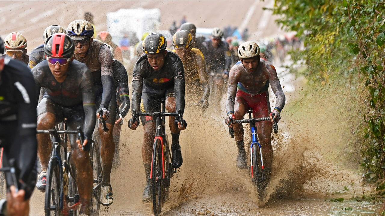 Beim Straßenrennen in Paris-Roubaix muss das Fahrerfeld durch eine große Schlamm-Pfütze.