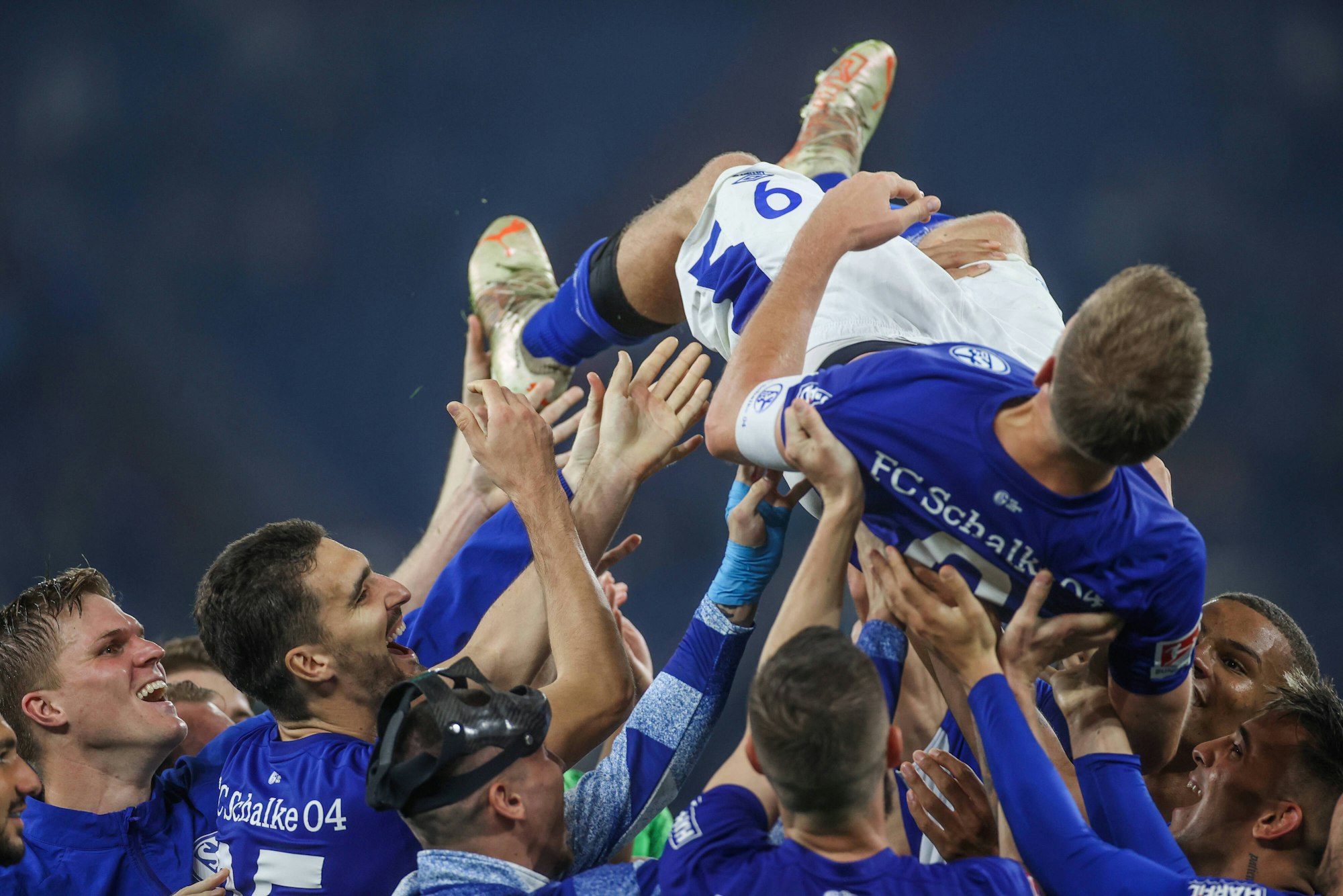 Die Mannschaft des FC Schalke 04 feiert den Rekordtorschützen Simon Terodde