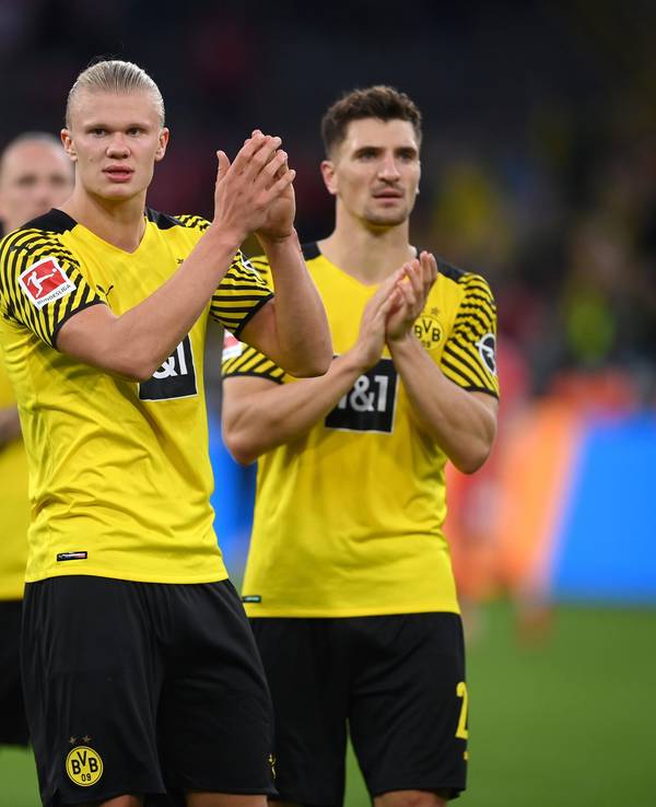 Erling Haaland applaudiert den Dortmunder Fans.