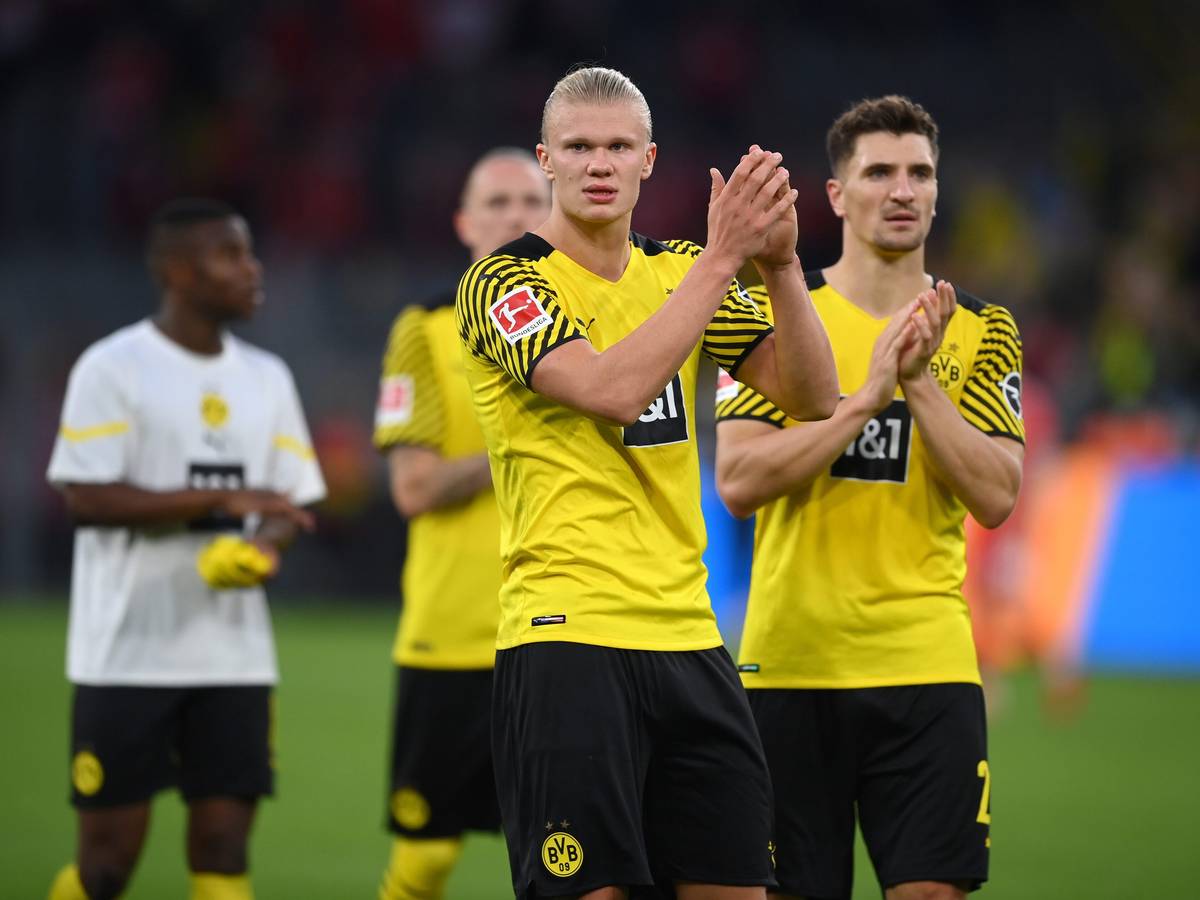 Erling Haaland applaudiert den Dortmunder Fans.