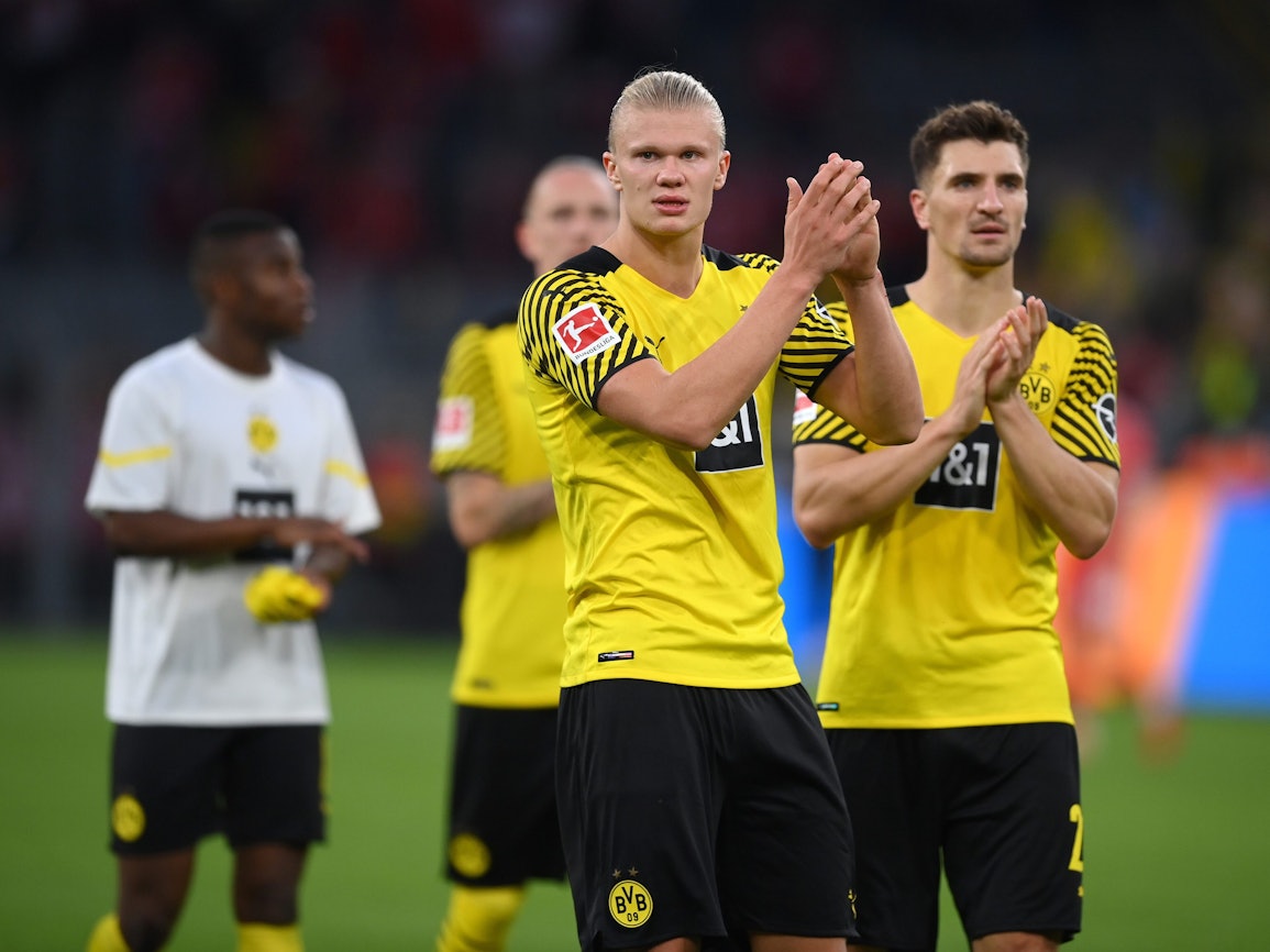 Erling Haaland applaudiert den Dortmunder Fans.