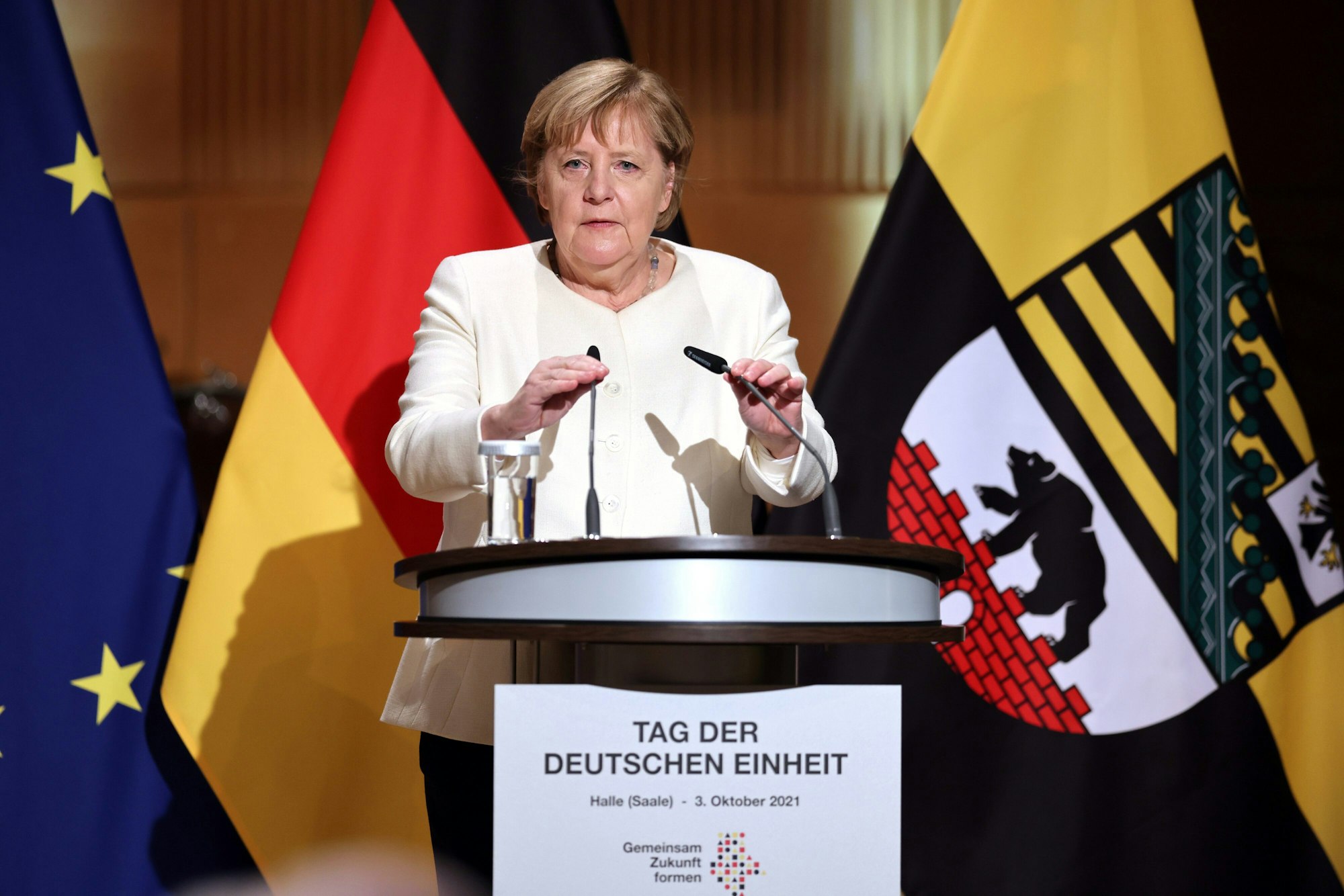 Bundeskanzlerin Angela Merkel (CDU) spricht beim Festakt zum Tag der Deutschen Einheit in der Händel-Halle.