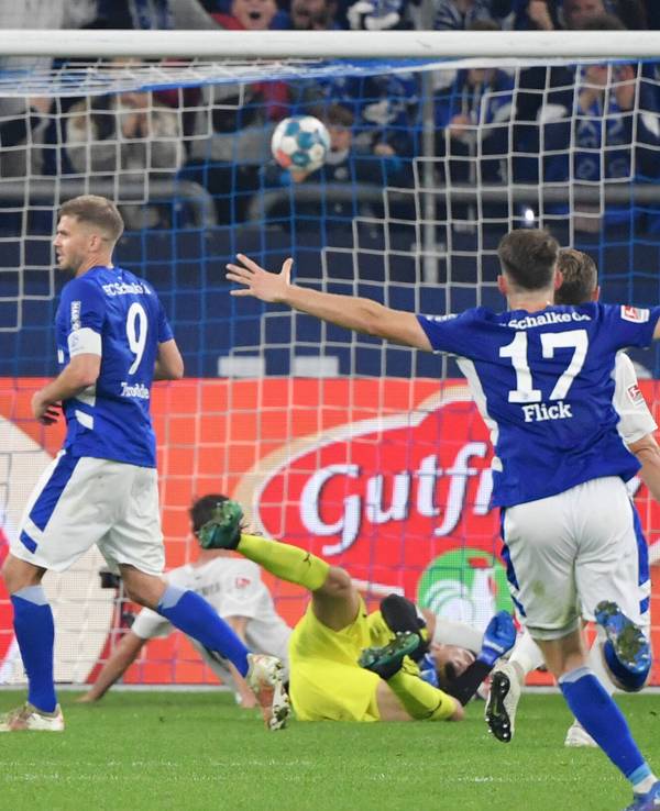 Simon Terodde jubelt nach seinem Tor zum 3:0 gegen Ingolstadt.