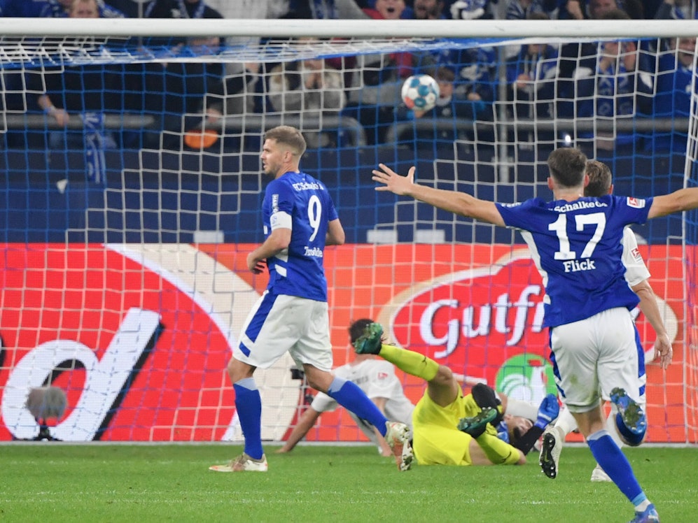 Simon Terodde jubelt nach seinem Tor zum 3:0 gegen Ingolstadt.