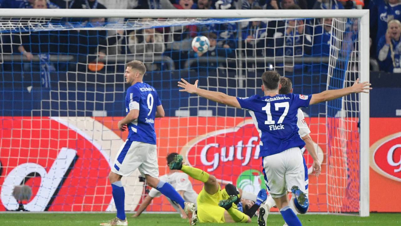 Simon Terodde jubelt nach seinem Tor zum 3:0 gegen Ingolstadt.