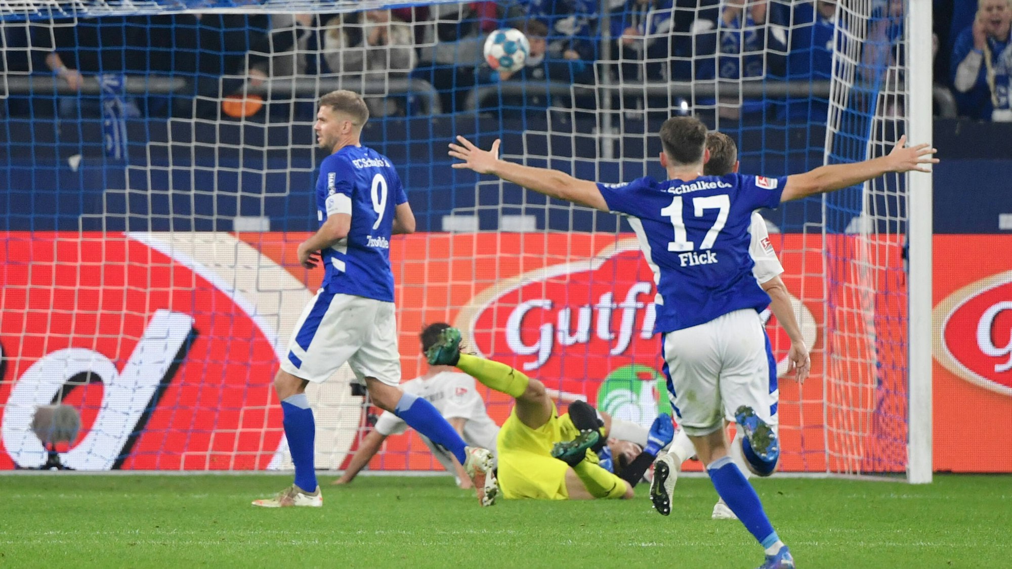 Simon Terodde jubelt nach seinem Tor zum 3:0 gegen Ingolstadt.