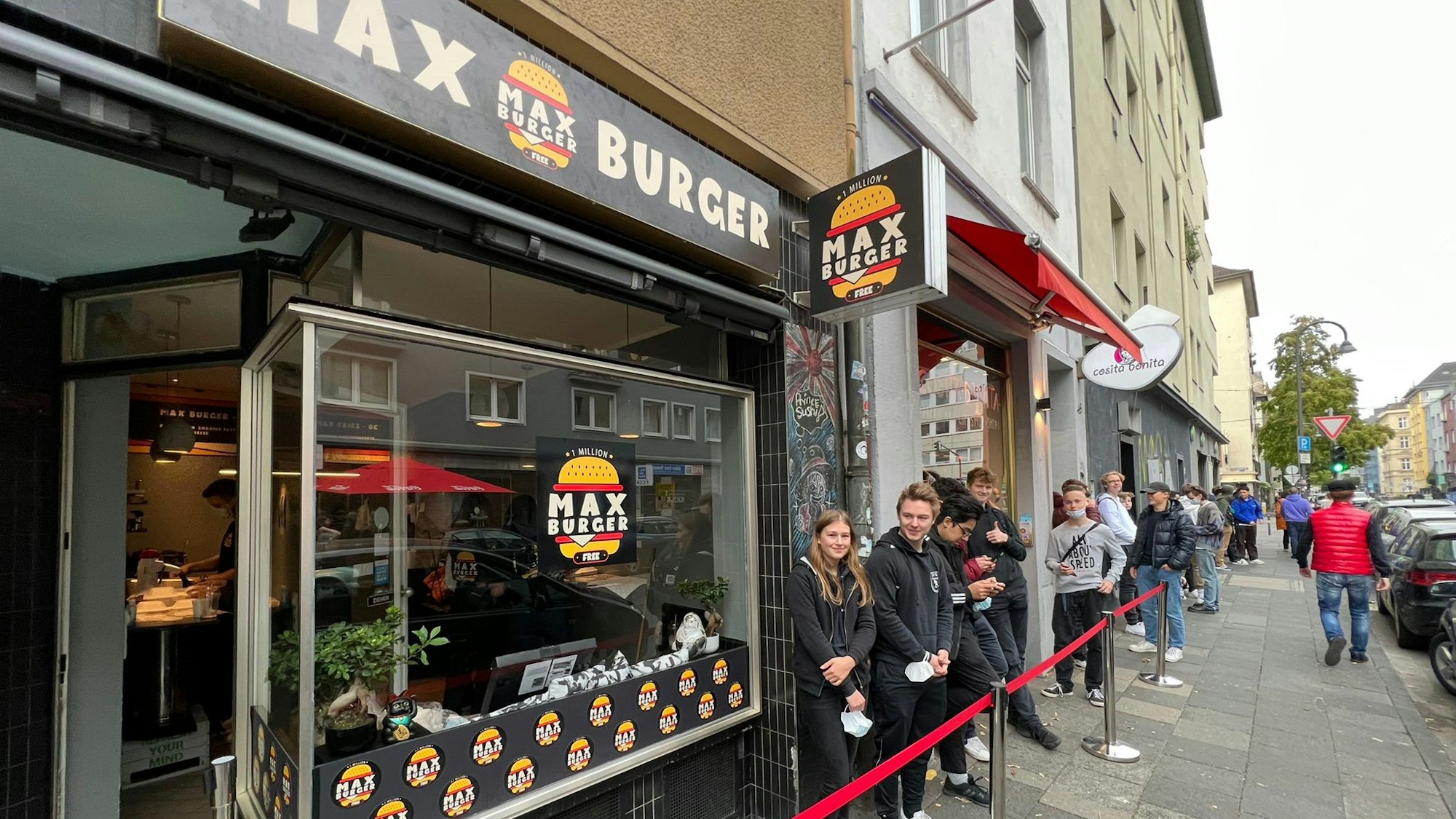 Fans des Kölner Youtubers Maximilian Kolb stehen für Gratis-Burger Schlange.