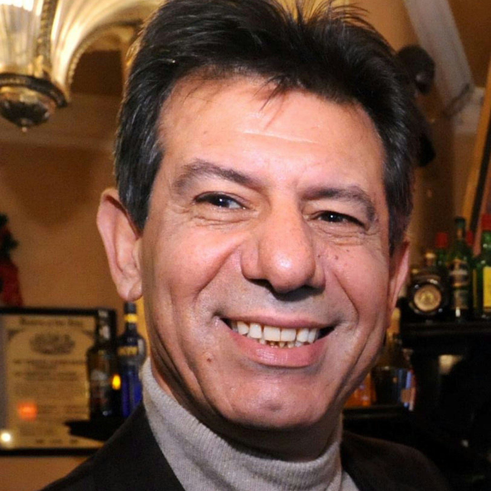 Café-Inhaber Abed Mansour lächelt in die Kamera.