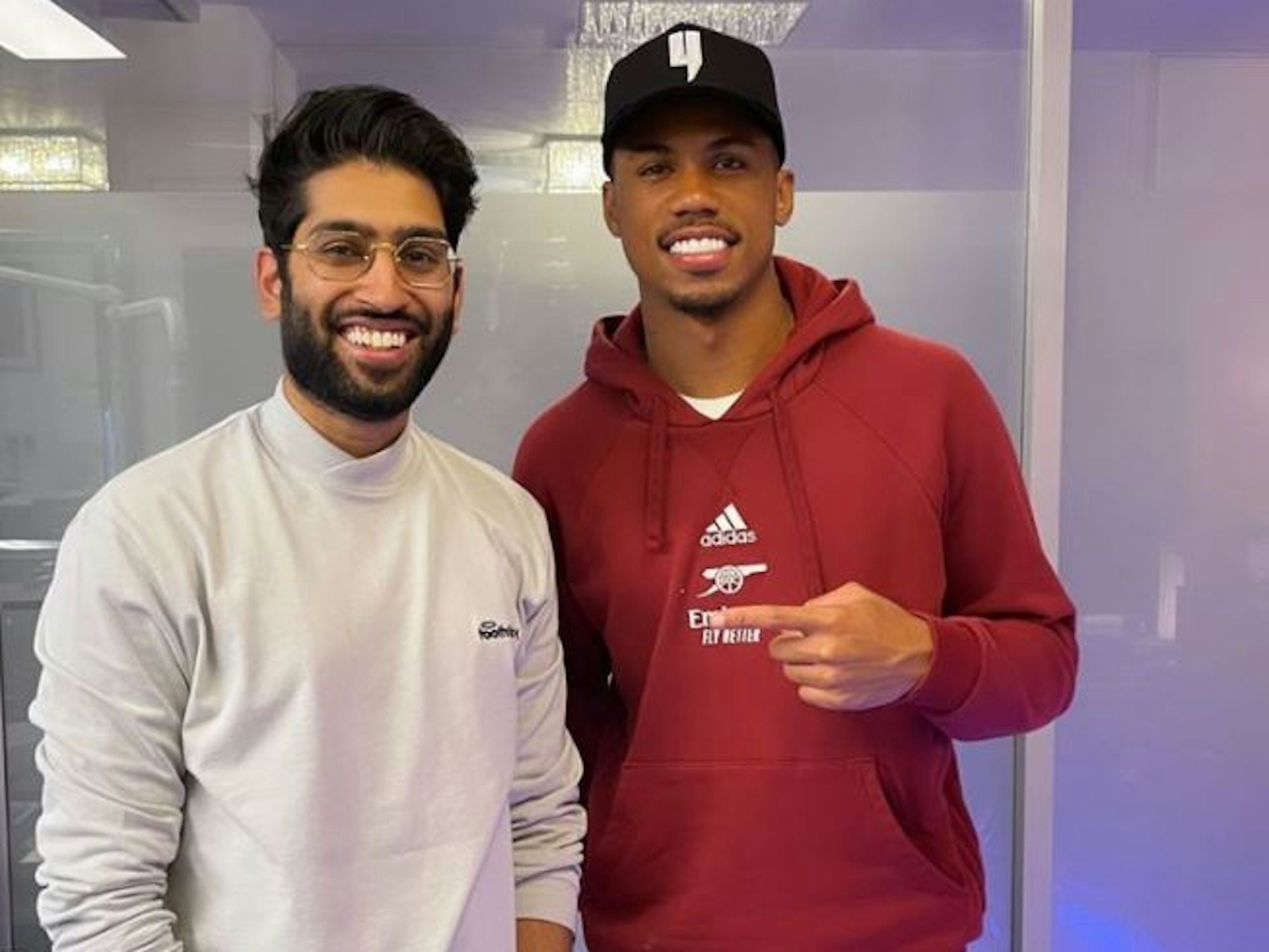 Arsenals Gabriel zeigt in seiner Instagram-Story auf seinen Zahnarzt, nachdem der Fußballprofi in einem Spiel in Brighton einen Zahn verloren hat.