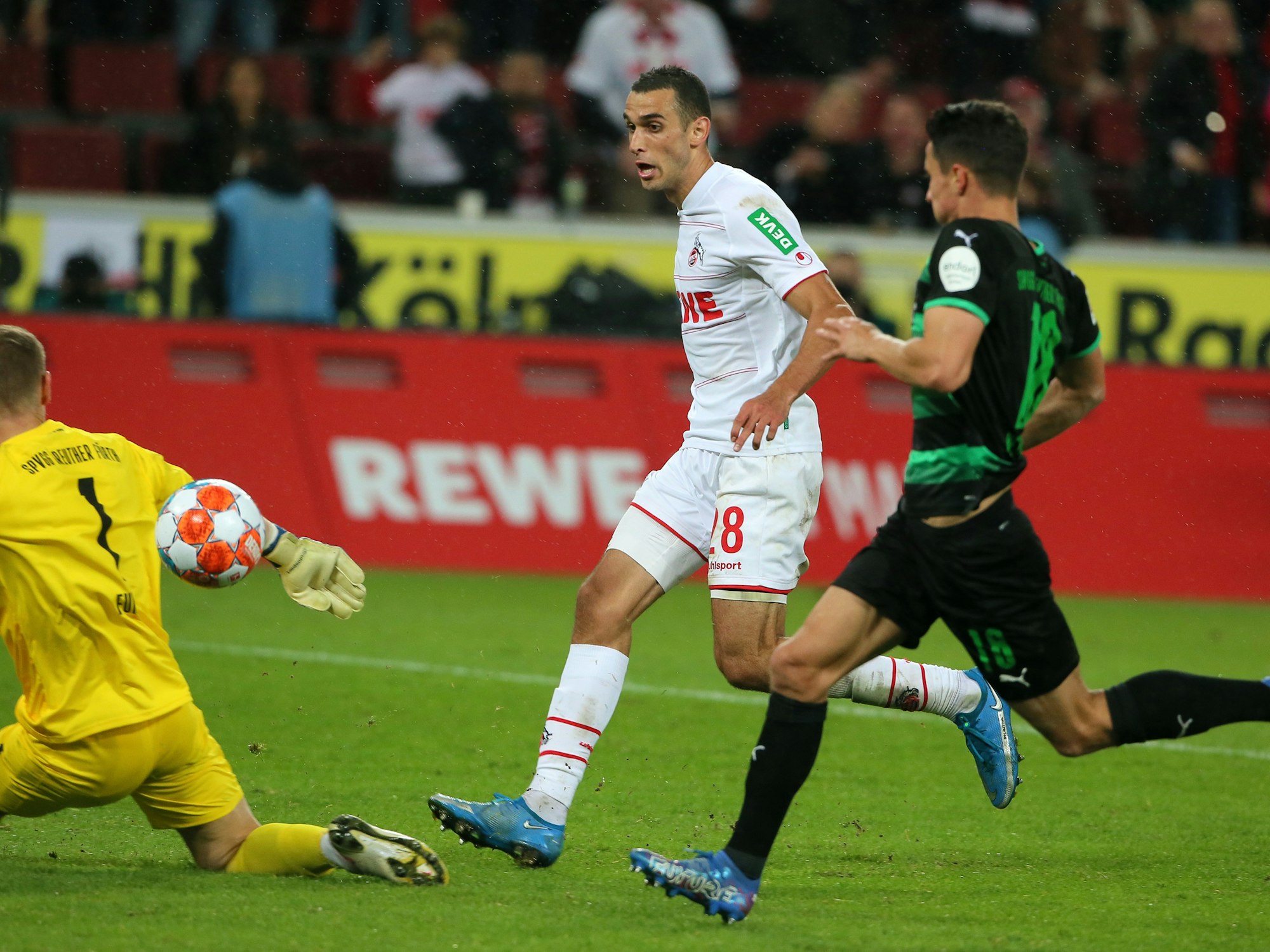 Ellyes Skhiri schießt gegen Greuther Fürth ein Tor für den 1. FC Köln.