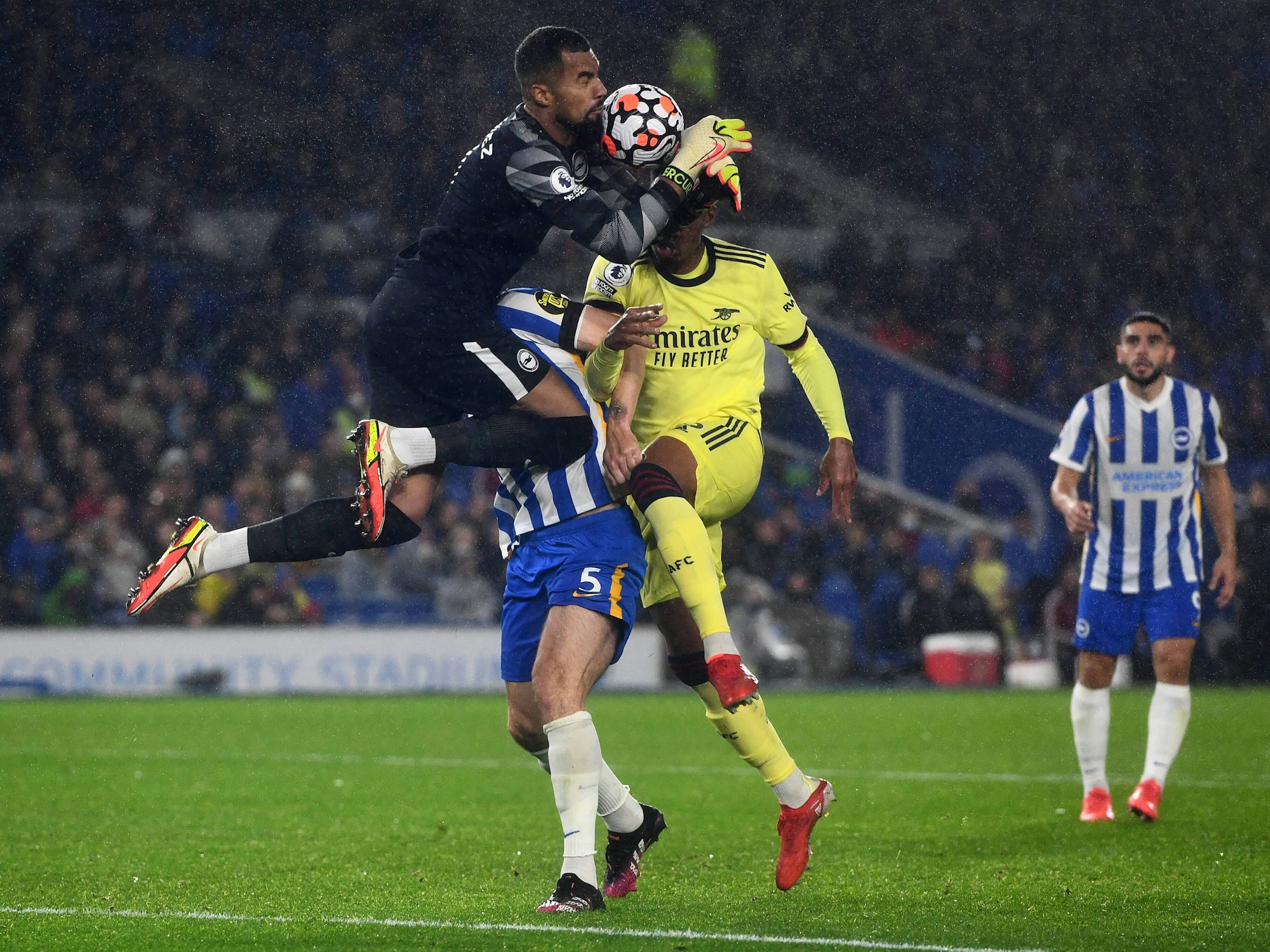 Massenkarambolage in der Premier League: Brighton-Keeper Sanchez kollidiert mit Mitspieler Dunk und Arsenals Gabriel bei einem Klärungsversuch