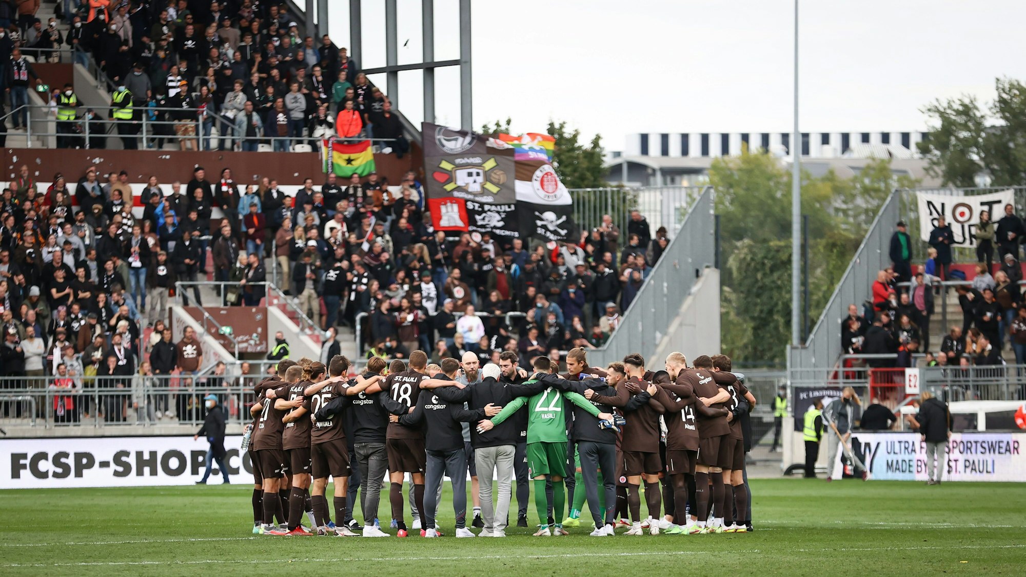 St. Paulis Spieler stehen nach dem Abpfiff im Kreis und feiern ihren Sieg.