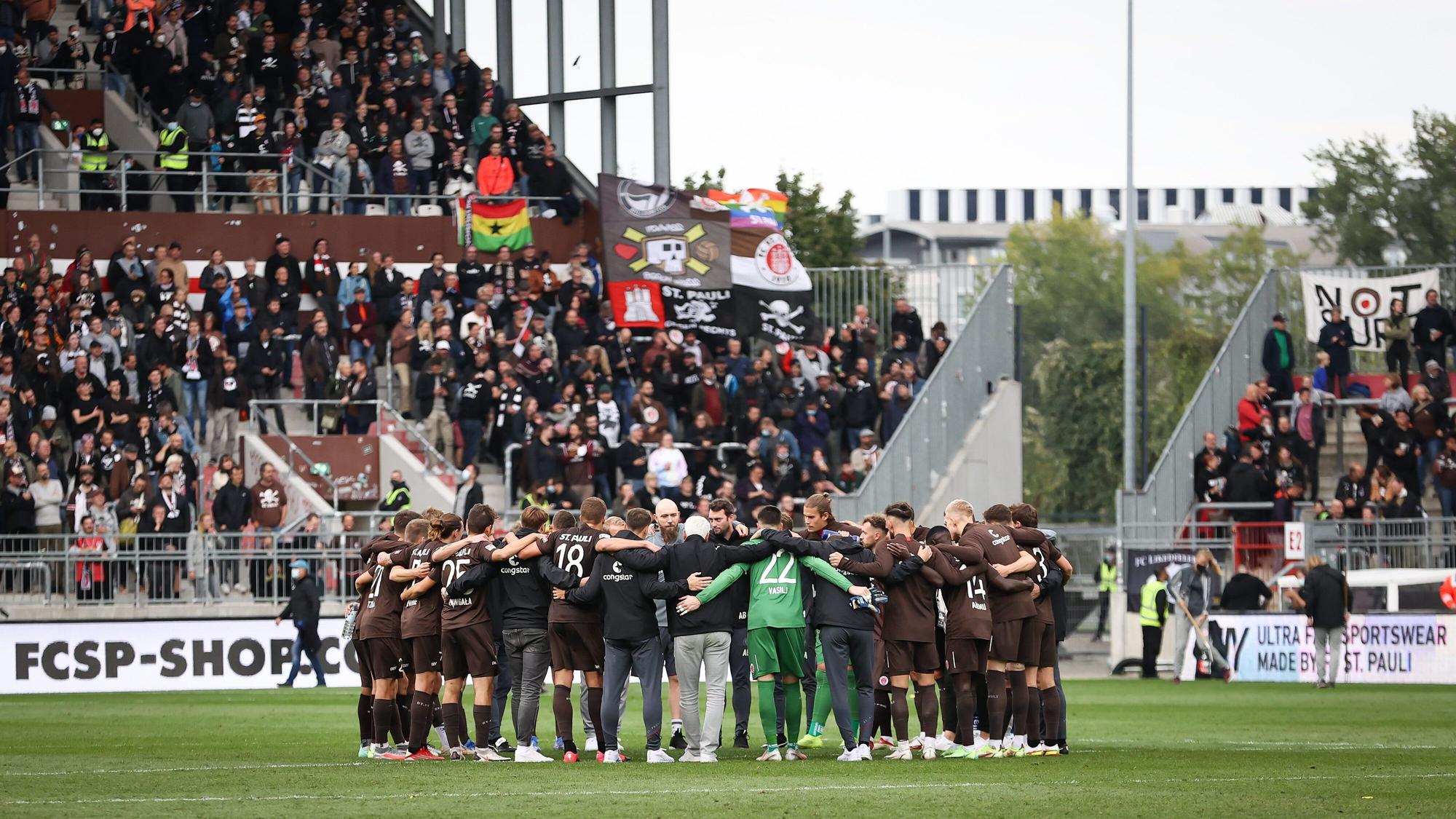 St. Paulis Spieler stehen nach dem Abpfiff im Kreis und feiern ihren Sieg.