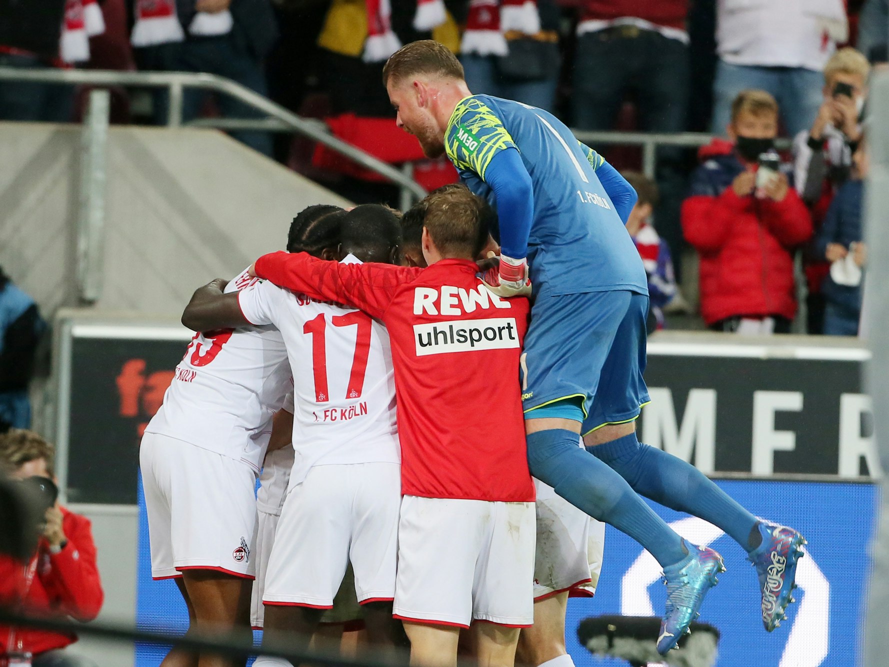 Der 1. FC Köln jubelt gegen Greuther Fürth.