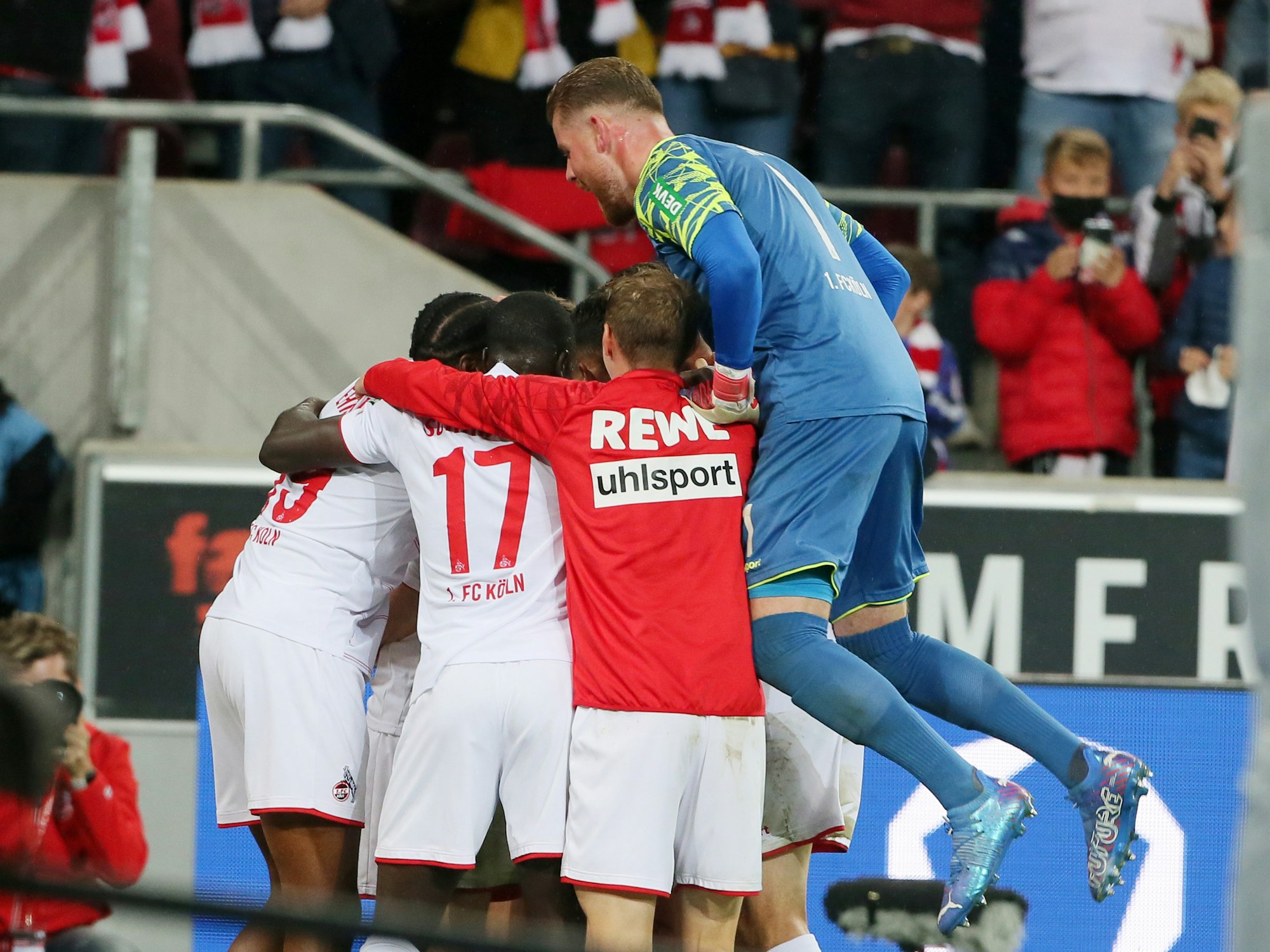 Der 1. FC Köln jubelt gegen Greuther Fürth.