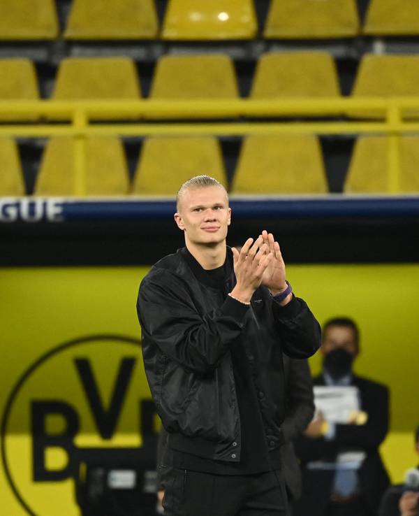 Erling Braut Haaland wurde in Dortmund von der UEFA als bester Stürmer ausgezeichnet.
