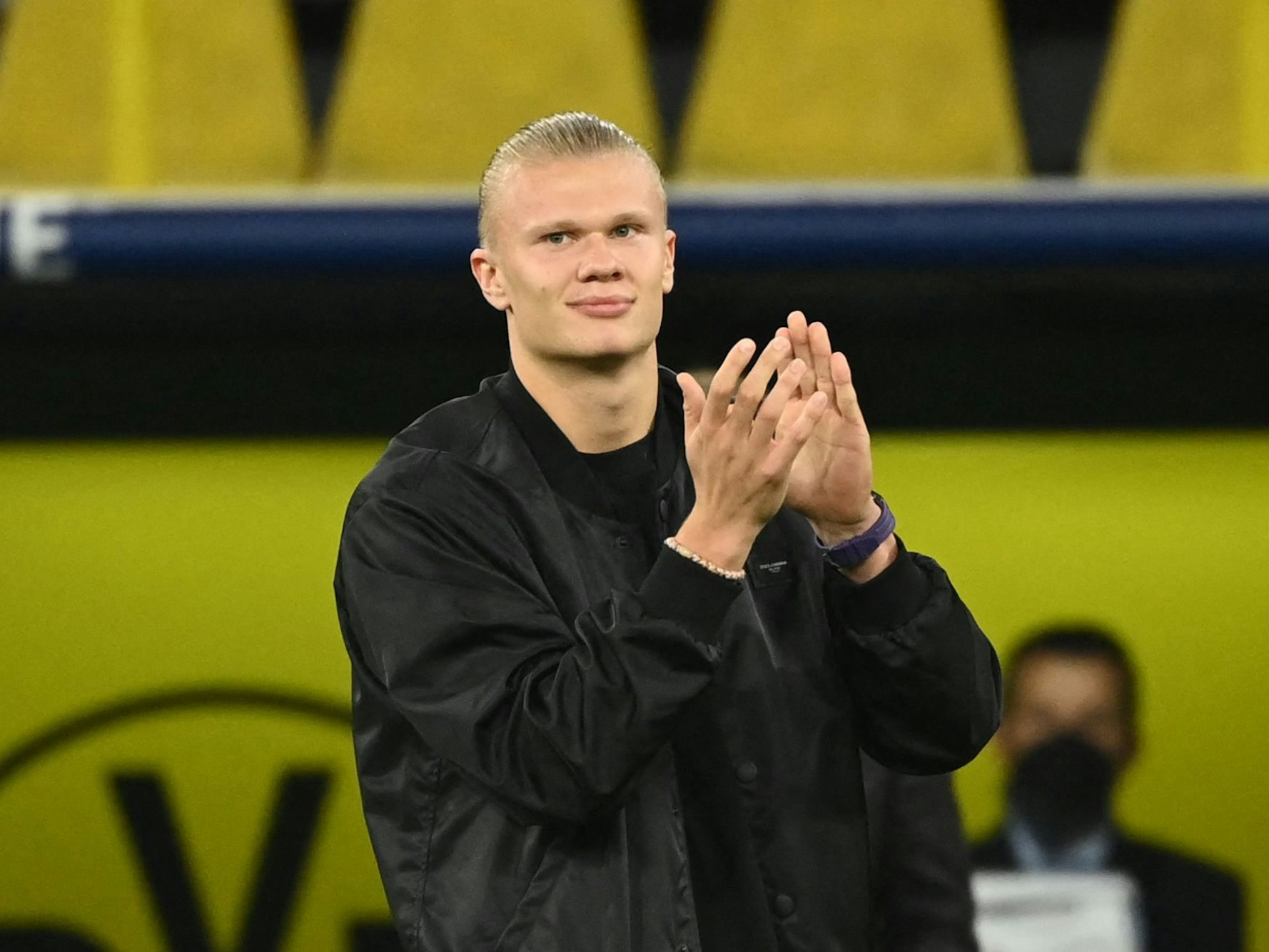 Erling Braut Haaland wurde in Dortmund von der UEFA als bester Stürmer ausgezeichnet.