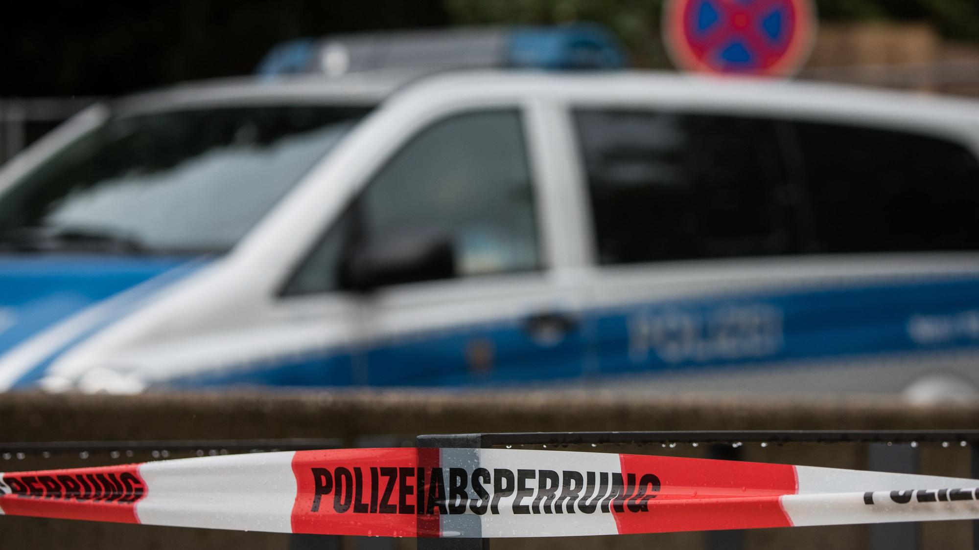 Unser Symbolfoto von August 2017 zeigt ein Absperrband der Polizei in Frankfurt.