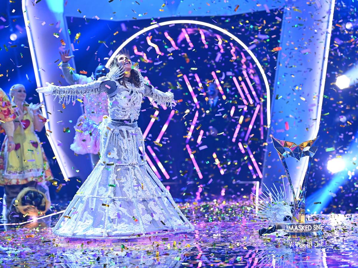 Sarah Lombardi feiert bei der ProSieben-Show „The Masked Singer“ auf der Bühne. Die Sängerin hat im Kostüm eines Skeletts gewonnen.