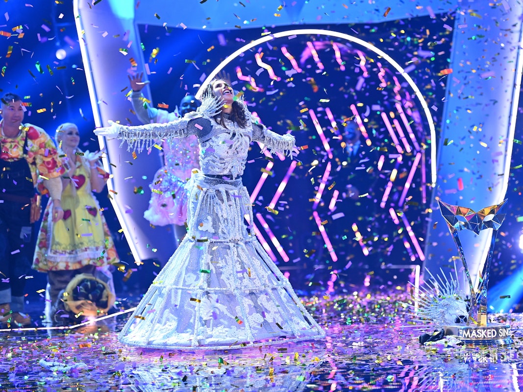 Sarah Lombardi feiert bei der ProSieben-Show „The Masked Singer“ auf der Bühne. Die Sängerin hat im Kostüm eines Skeletts gewonnen.
