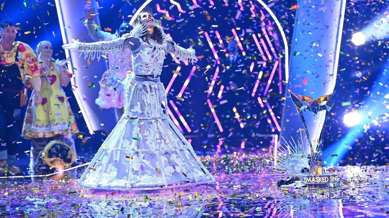 Sarah Lombardi feiert bei der ProSieben-Show „The Masked Singer“ auf der Bühne. Die Sängerin hat im Kostüm eines Skeletts gewonnen.