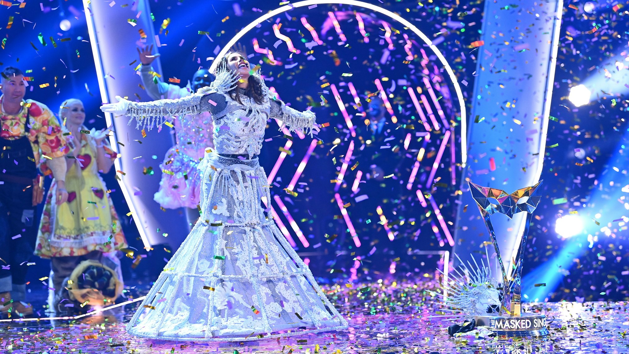 Sarah Lombardi feiert bei der ProSieben-Show „The Masked Singer“ auf der Bühne. Die Sängerin hat im Kostüm eines Skeletts gewonnen.