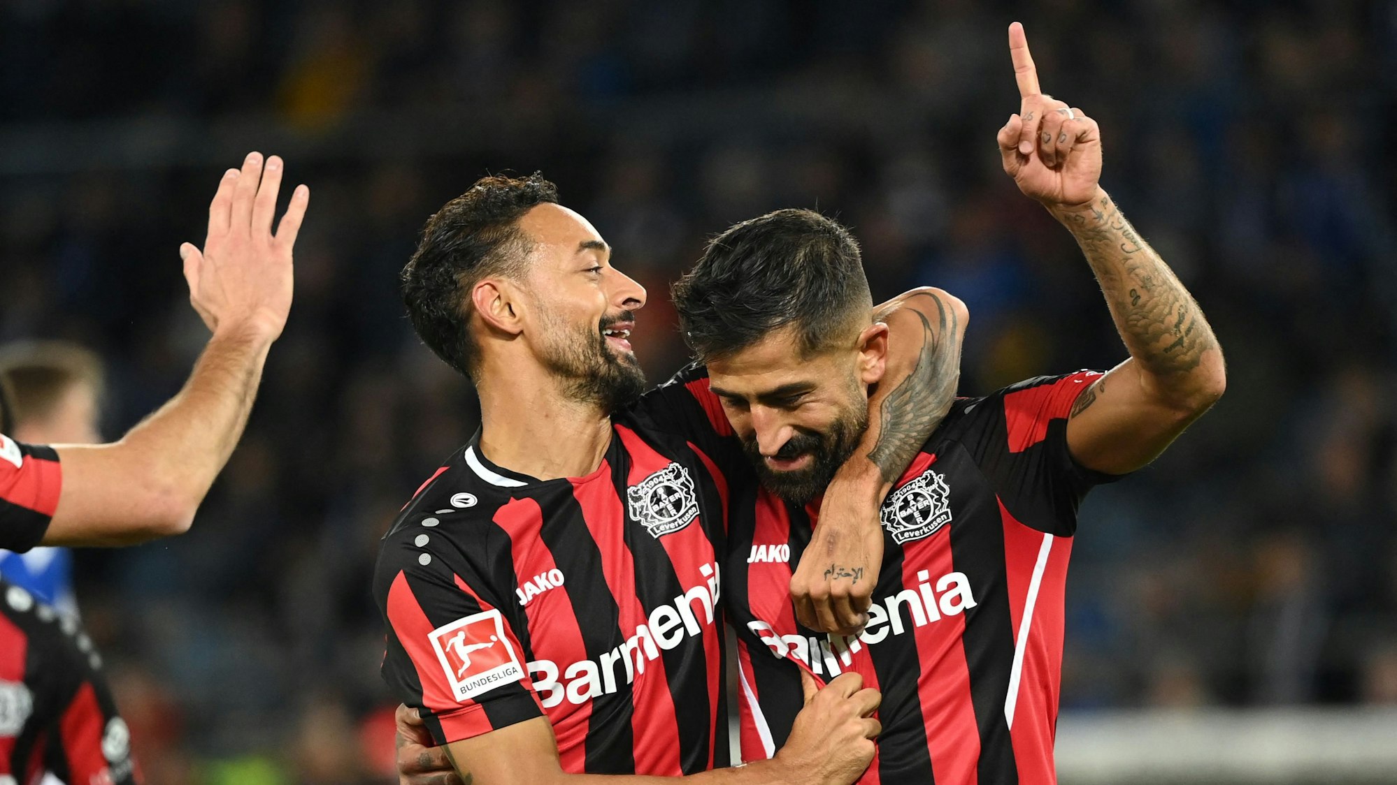 Kerem Demirbay und Karim Bellarabi jubeln über ein Tor