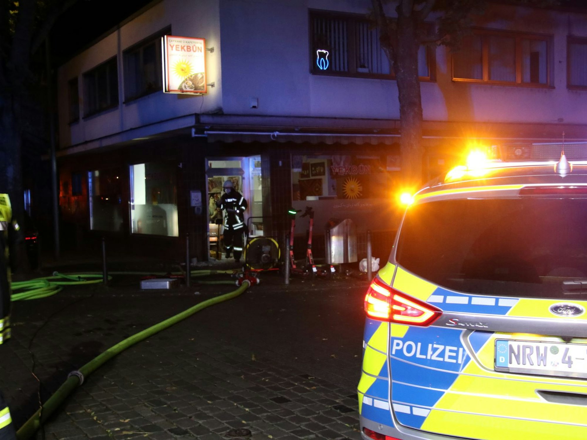 Köln: Feuerwehr bei einem Einsatz wegen eines Brands in Humboldt-Gremberg