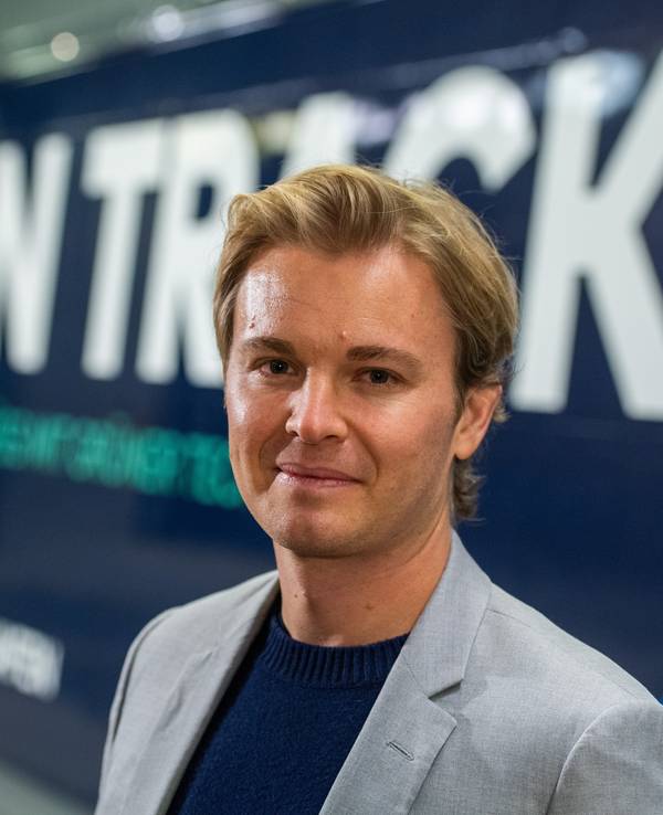 Nico Rosberg, Ex-Formel 1-Weltmeister und Mitgründer des Greentech Festivals, steht nach einer Pressekonferenz zum Greentech Festival 2020 vor einem Zug mit einer Werbung für das Festival.