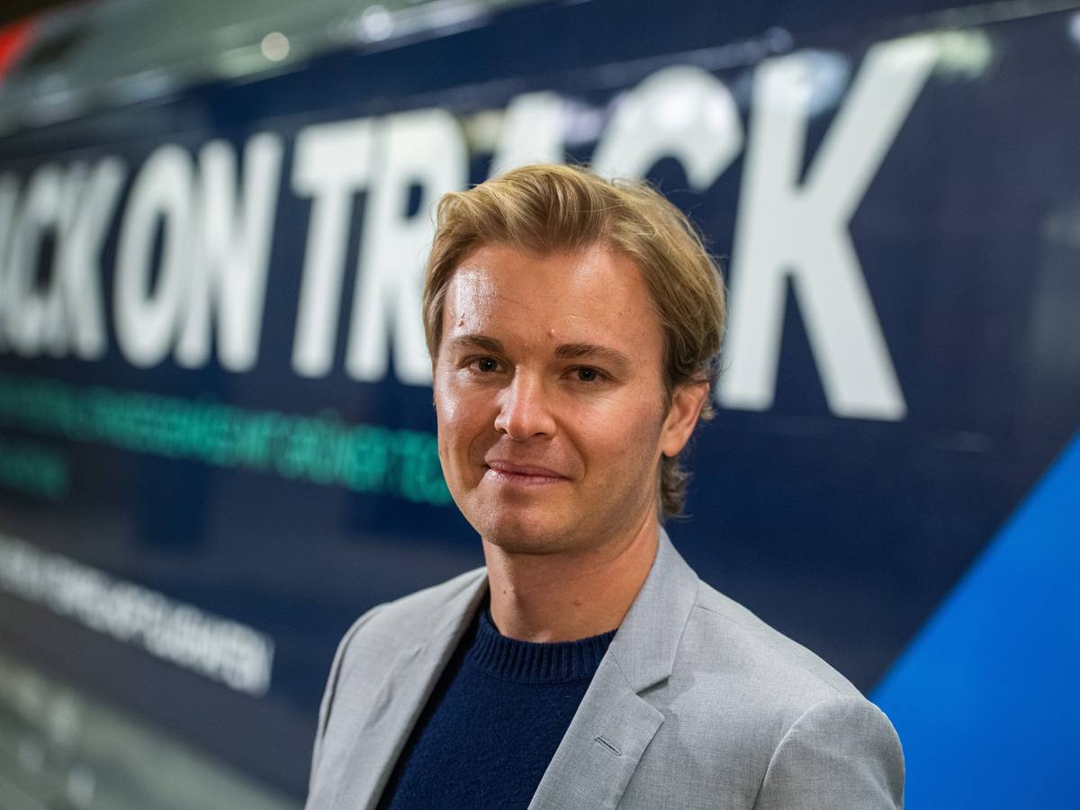 Nico Rosberg, Ex-Formel 1-Weltmeister und Mitgründer des Greentech Festivals, steht nach einer Pressekonferenz zum Greentech Festival 2020 vor einem Zug mit einer Werbung für das Festival.