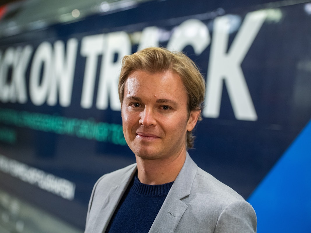 Nico Rosberg, Ex-Formel 1-Weltmeister und Mitgründer des Greentech Festivals, steht nach einer Pressekonferenz zum Greentech Festival 2020 vor einem Zug mit einer Werbung für das Festival.
