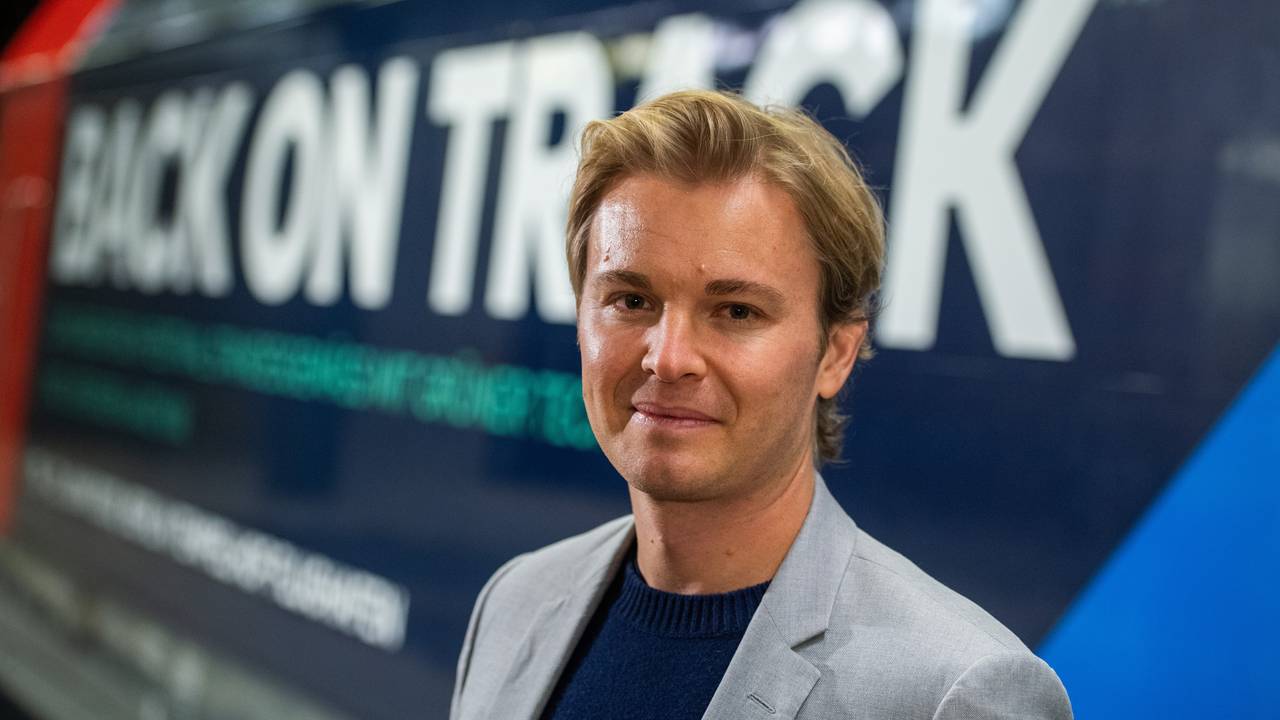 Nico Rosberg, Ex-Formel 1-Weltmeister und Mitgründer des Greentech Festivals, steht nach einer Pressekonferenz zum Greentech Festival 2020 vor einem Zug mit einer Werbung für das Festival.