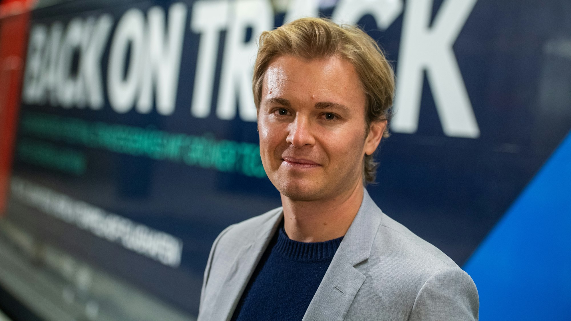 Nico Rosberg, Ex-Formel 1-Weltmeister und Mitgründer des Greentech Festivals, steht nach einer Pressekonferenz zum Greentech Festival 2020 vor einem Zug mit einer Werbung für das Festival.