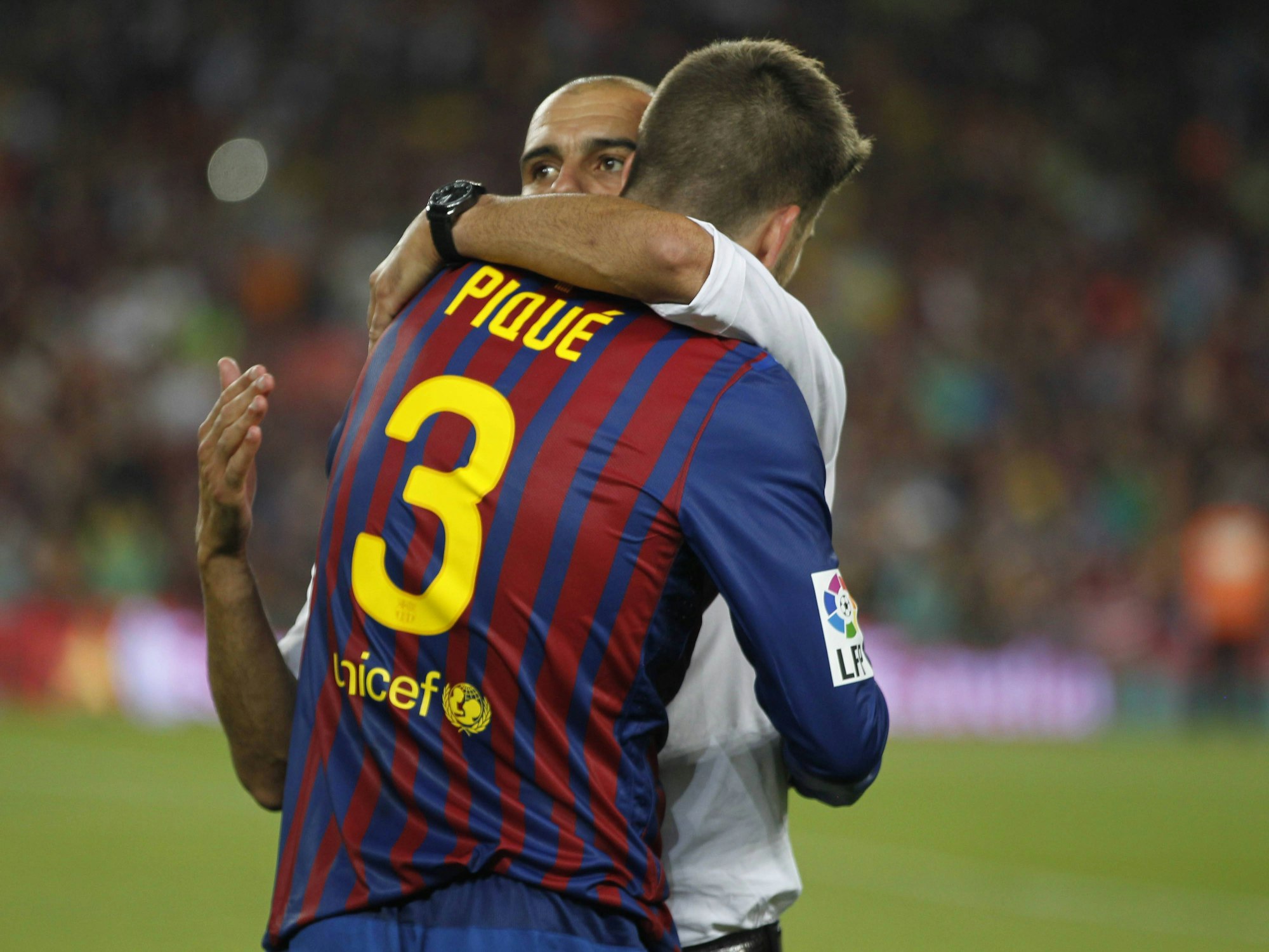Pep Guardiola und Gerard Pique umarmen sich.