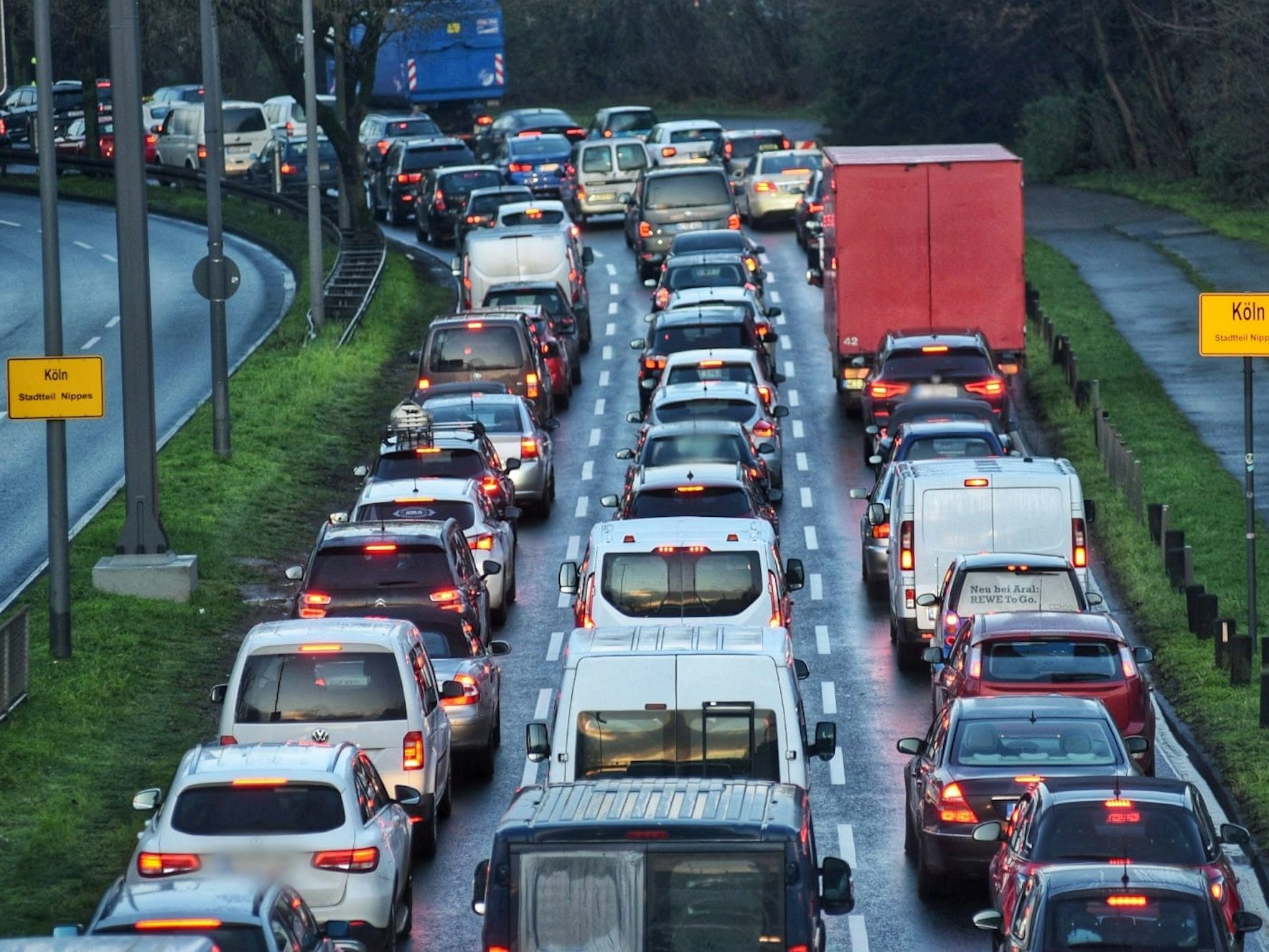 Köln: Der Verkehrs staut sich auf der Inneren Kanalstraße