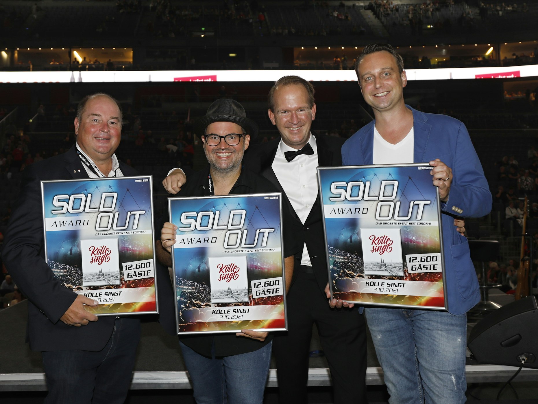 Stephan Brandt, Björn Heuser, Stefan Löcher und Lukas Wachten posieren mit den Sold-Out-Urkunden.