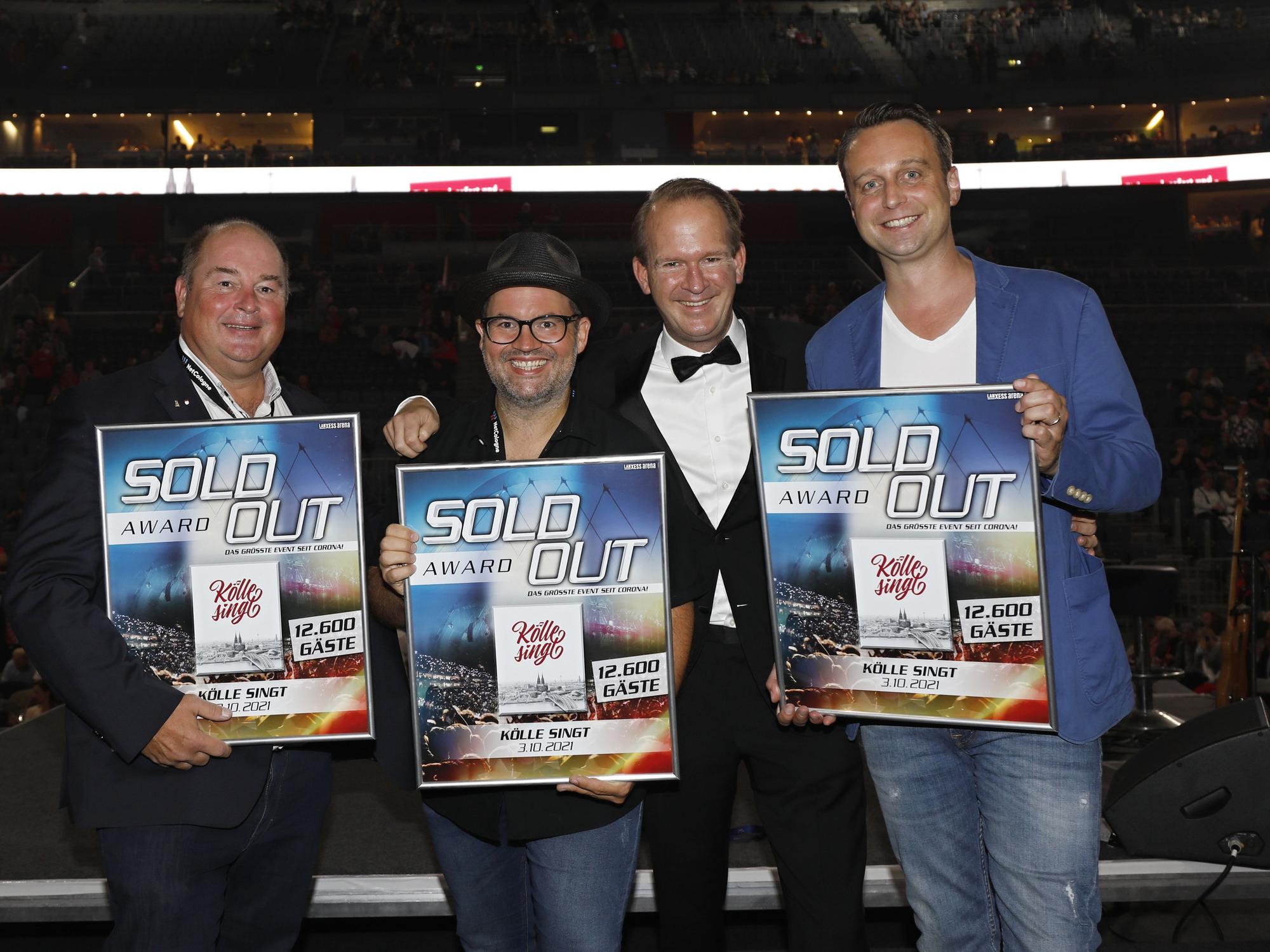 Stephan Brandt, Björn Heuser, Stefan Löcher und Lukas Wachten posieren mit den Sold-Out-Urkunden.