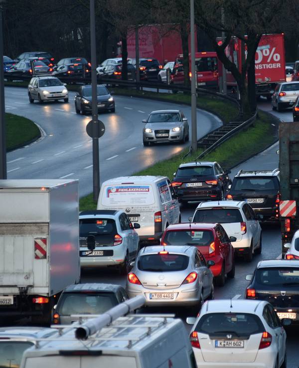 Autos stehen auf der Inneren Kanalstraße in Köln im Stau.