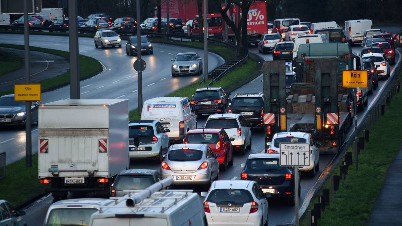 Autos stehen auf der Inneren Kanalstraße in Köln im Stau.