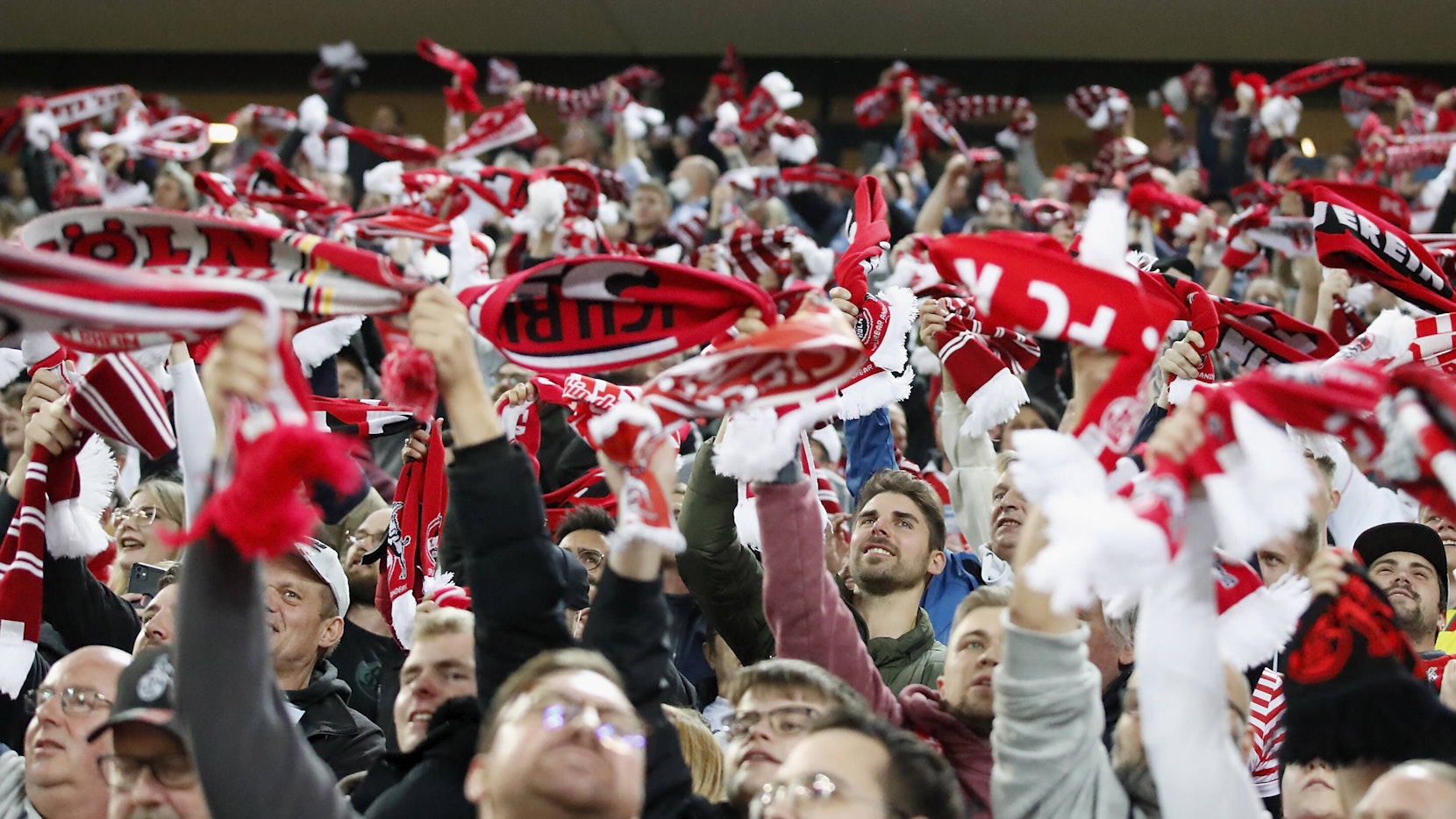 Fans singen beim Bundesliga-Spiel 1. FC Köln gegen Greuther Fürth.