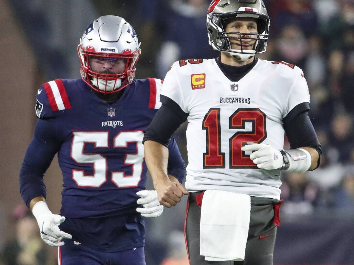 In voller Football-Montur stehen Kyle Van Noy von den Patriots und Tom Brady von den Buccaneers nebeneinander