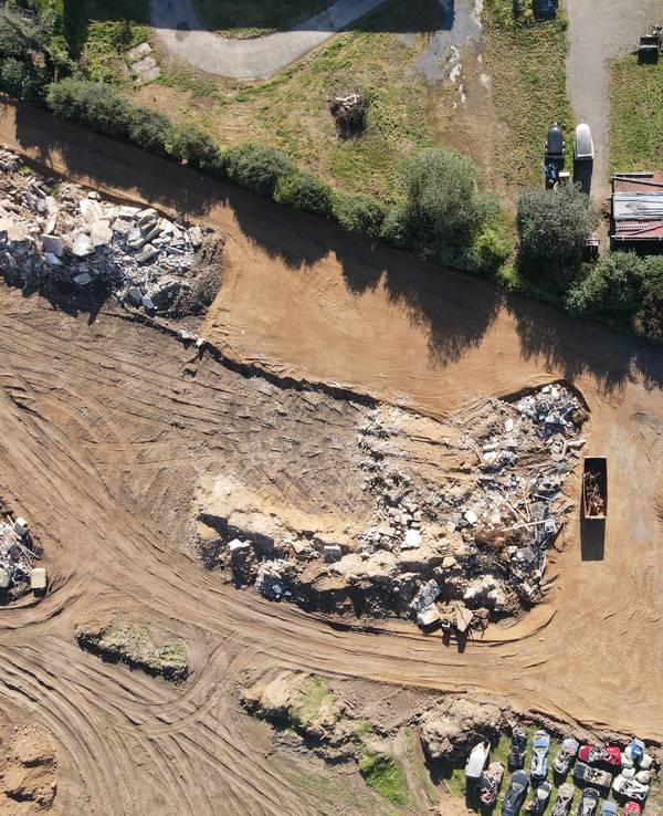 Die Flut im Juli 2021 spülte in Erftstadt-Blessem einen riesigen Krater frei. Drohnen-Aufnahmen zeigen das Ausmaß der Zerstörung.