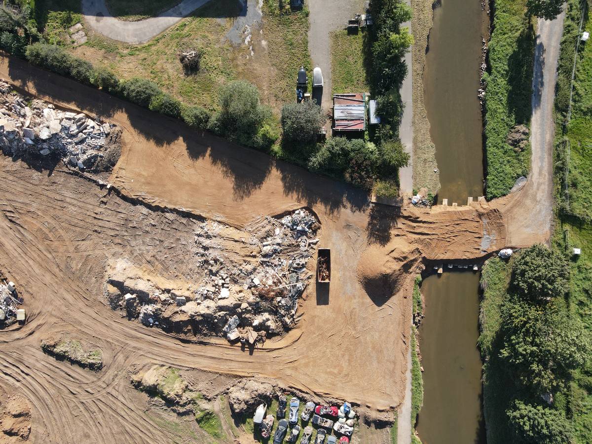 Die Flut im Juli 2021 spülte in Erftstadt-Blessem einen riesigen Krater frei. Drohnen-Aufnahmen zeigen das Ausmaß der Zerstörung.