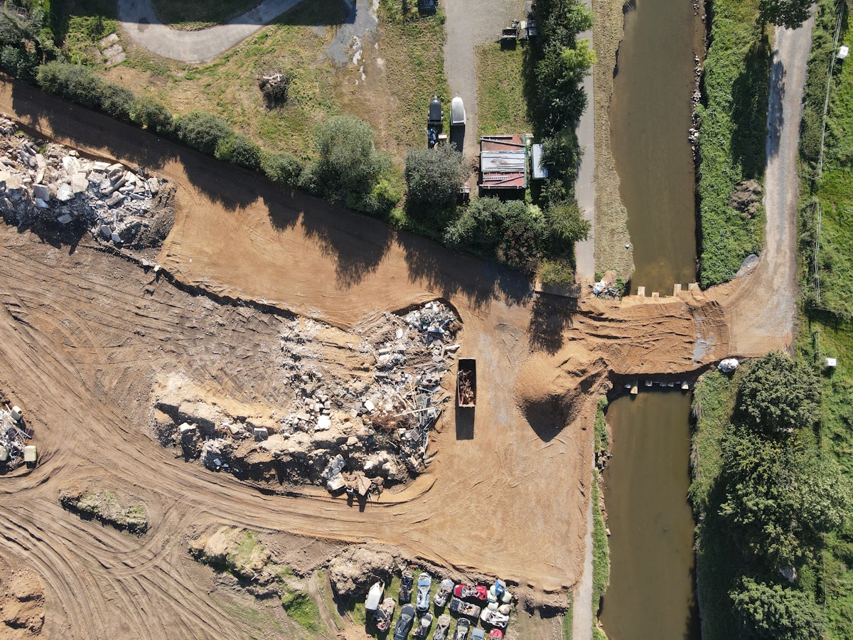 Die Flut im Juli 2021 spülte in Erftstadt-Blessem einen riesigen Krater frei. Drohnen-Aufnahmen zeigen das Ausmaß der Zerstörung.