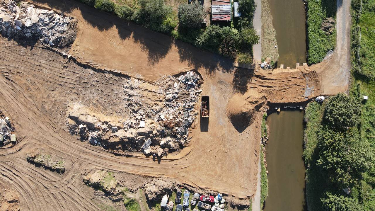 Die Flut im Juli 2021 spülte in Erftstadt-Blessem einen riesigen Krater frei. Drohnen-Aufnahmen zeigen das Ausmaß der Zerstörung.