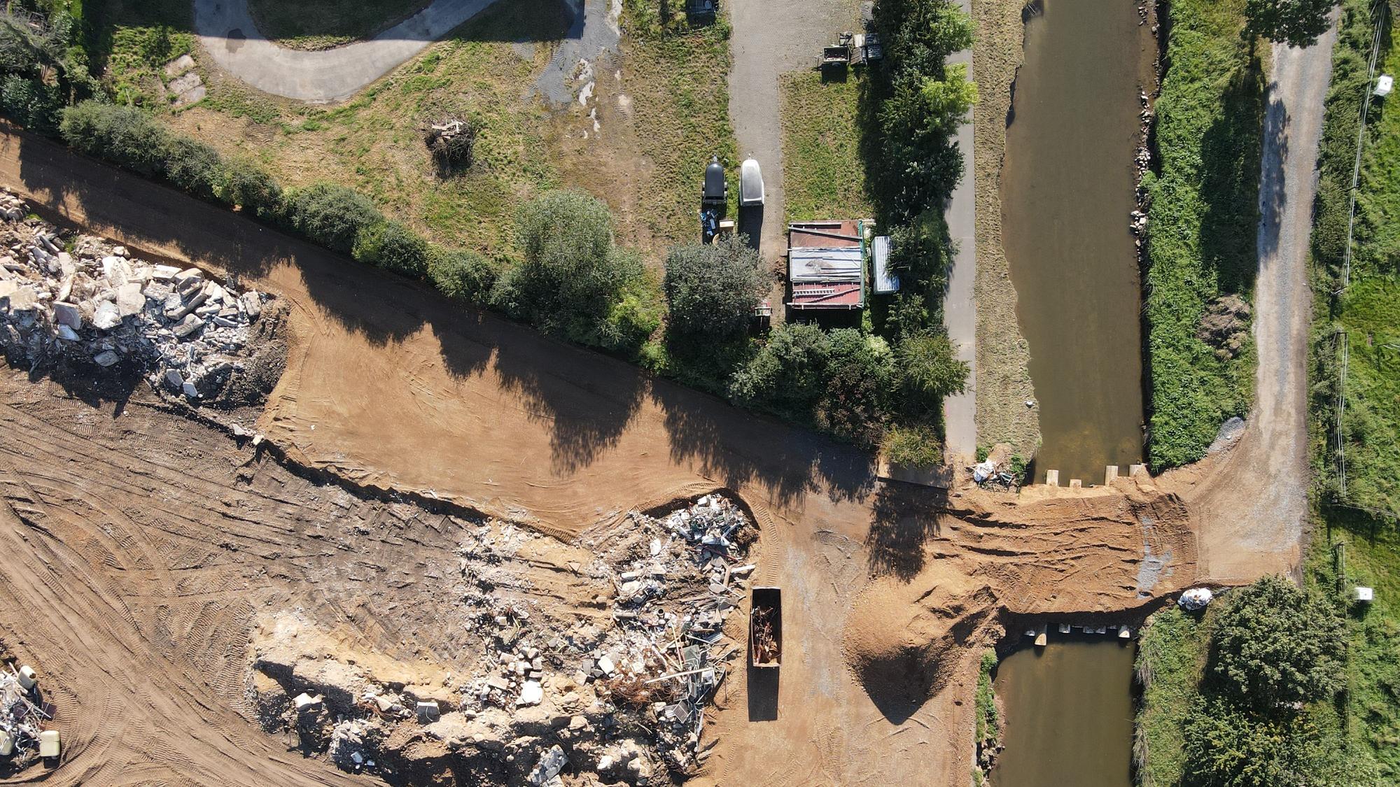 Die Flut im Juli 2021 spülte in Erftstadt-Blessem einen riesigen Krater frei. Drohnen-Aufnahmen zeigen das Ausmaß der Zerstörung.