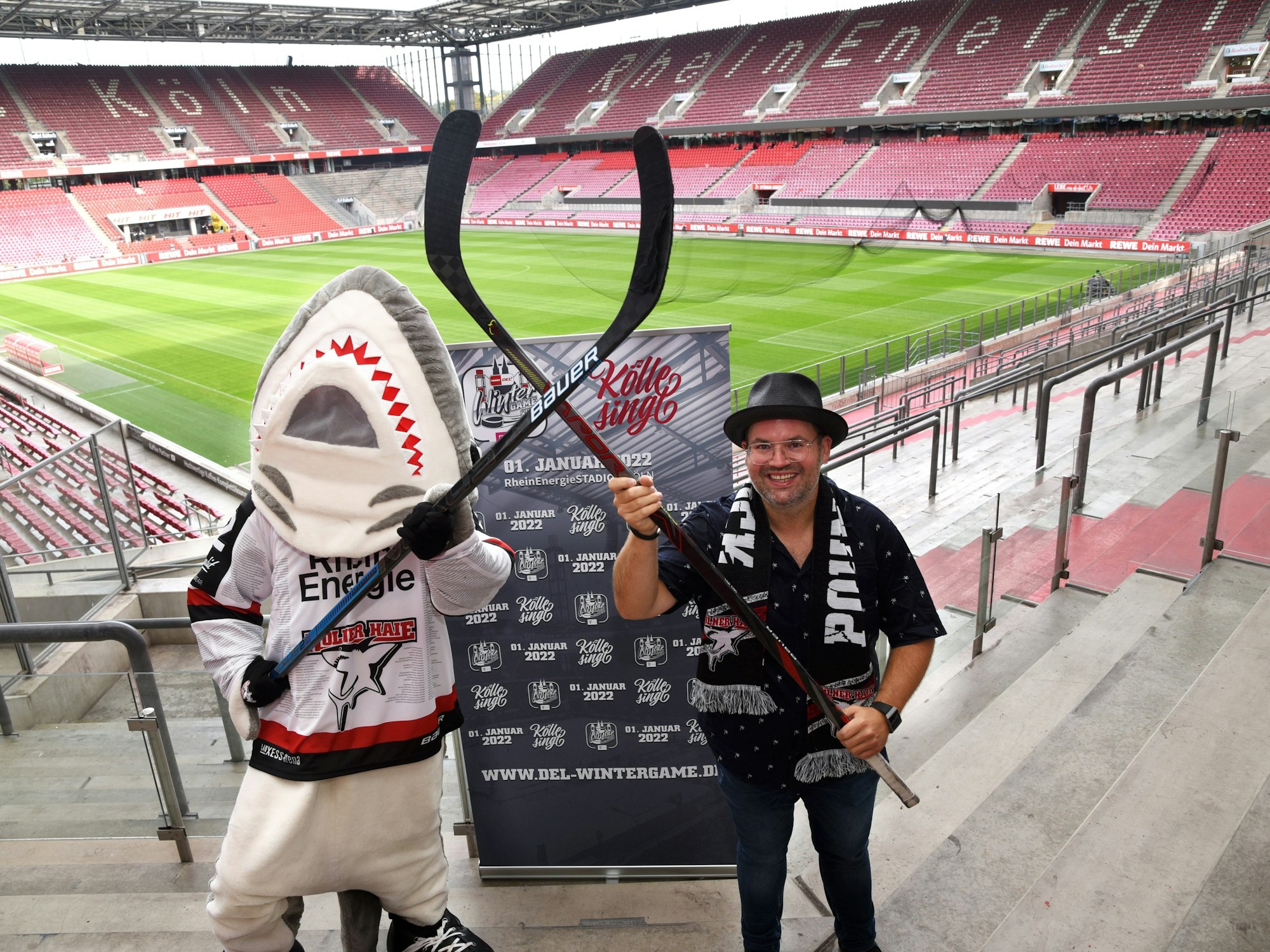 Sharky und Björn Heuser im Rhein-Energie-Stadion. Beim Winter Game im Stadion wird auch Kölle singt veranstaltet.