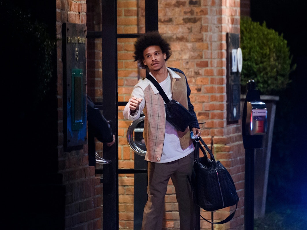 Leroy Sane kommt in ein Hotel in Hamburg vor den Qualifikationsspielen zur Fußball-Weltmeisterschaft.