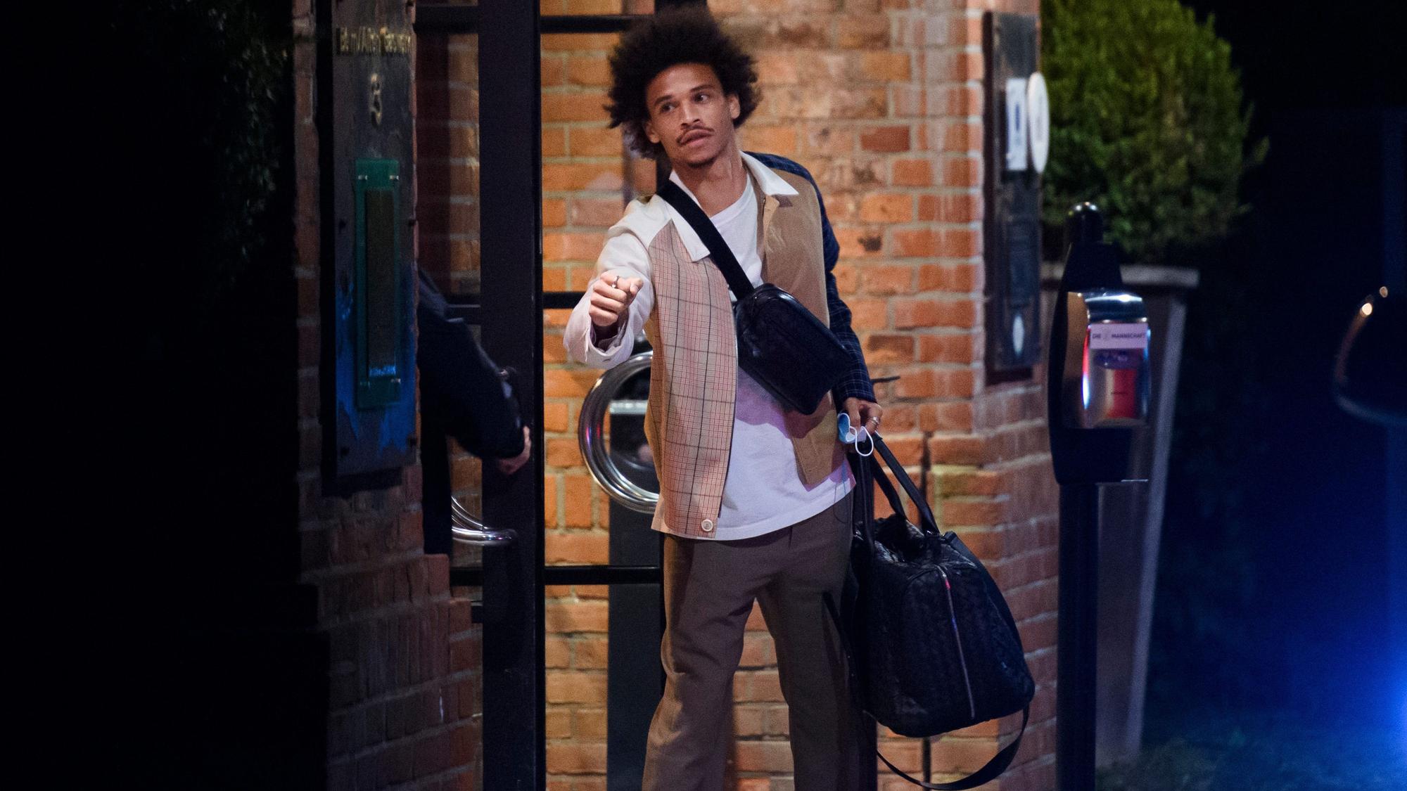 Leroy Sane kommt in ein Hotel in Hamburg vor den Qualifikationsspielen zur Fußball-Weltmeisterschaft.
